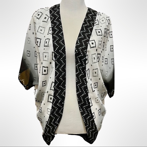 Ecote x UO black and white Aztec motif print kimono NWOT - Picture 1 of 7